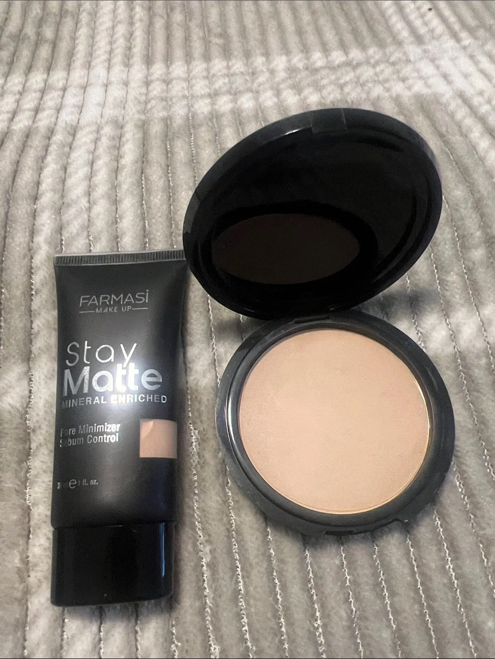 Farmasi Stay Matte Pore Minimizer Cream - Black with Beige Accent